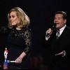 Adele ganadora en los Brit ense&ntilde;a el dedo a la organizaci&oacute;n   