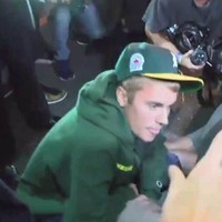 Justin Bieber arrolla a un paparazzi