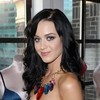 Katy Perry y Akon amenizan desfile de ropa interior 