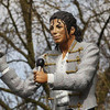 Una estatua de Michael Jackson en un campo de f&uacute;tbol