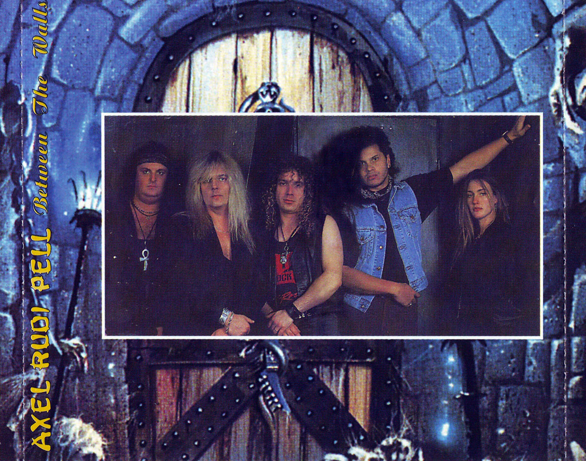 Cartula Interior Trasera de Axel Rudi Pell - Between The Walls