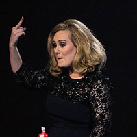 Adele ganadora en los Brit enseña el dedo a la organización   