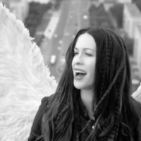 Alanis Morissette es un ángel en su nuevo videoclip