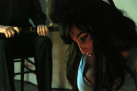 Amy Winehouse con un tiro en la cabeza para una escultura.