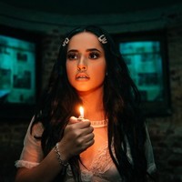 Becky G sorprende con su nuevo y terrorífico video 'Secrets'