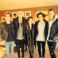 Demi Lovato y The Vamps en el video 'Somebody To You'