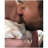 Enrique Iglesias se come a besos a su bebé
