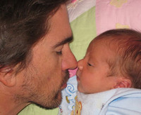 Juanes da a conocer a su hijo a traves de Twitter