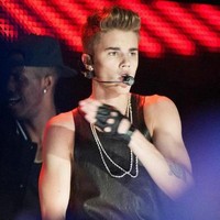 Justin Bieber estrenó video de 'All around the world'