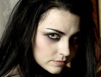 La cantante de Evanescence lo niega todo