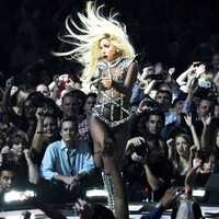 Los fans de lady Gaga hacen cola en Barcelona
