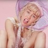 Miley Cyrus de bebé en su nuevo video 'BB Talk'