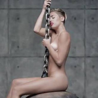 Miley Cyrus desnudo integral en 'Wrecking Ball'