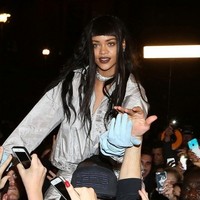 Rihanna en brazos de sus fans de París