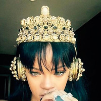 Rihanna escucha 'Anti' con cascos de oro y perlas