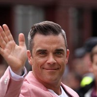 Robbie Williams un angelito en 'Candy' 