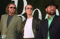 Robin Gibb retorna a los estudios de grabación, sin los Bee Gees, para realizar dúo