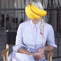 Sia oculta con bananas en el backstage de 'Elastic heart'